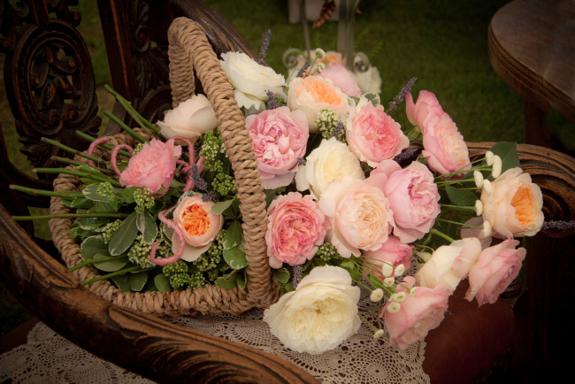 Обои картинки фото цветы, букеты, композиции, хризантемы, розы, корзинка