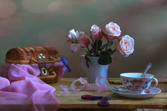 Обои картинки фото цветы, розы, букетик, сундучок, чашка