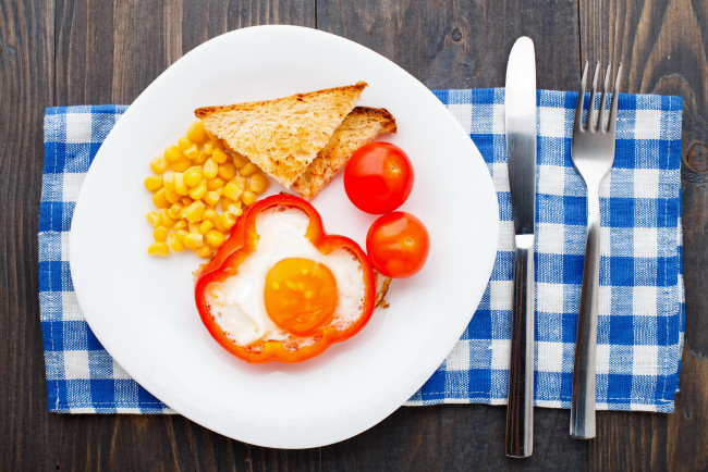 Обои картинки фото еда, вторые блюда, яичница, гренки, помидоры, кукуруза
