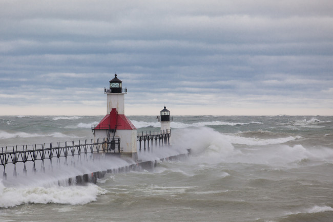 Обои картинки фото природа, маяки, море, шторм, пирс