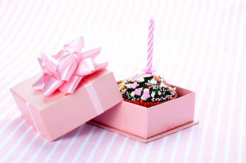 Картинка еда пирожные +кексы +печенье коробка бант праздничный кекс свеча