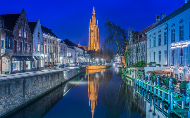 Обои картинки фото города, брюгге , бельгия, церковь, башня, канал, огни, дома, брюгге, ночь