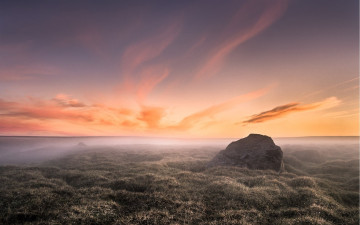 Картинка природа восходы закаты небо закат луга туман камень
