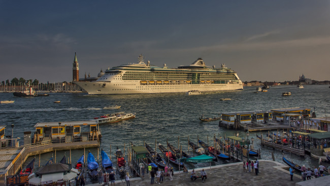 Обои картинки фото cruise ship in venice, корабли, лайнеры, круиз, лайнер