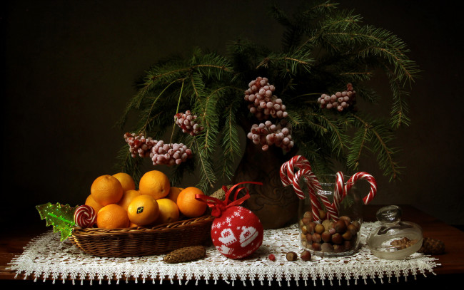 Обои картинки фото праздничные, - разное , новый год, шар, ветки, орехи, мандарины, ягоды