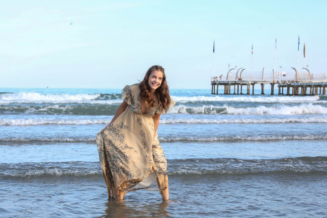 Обои картинки фото девушки, barbara palvin, модель, платье, море, ветер, декольте, пирс, песок, пляж