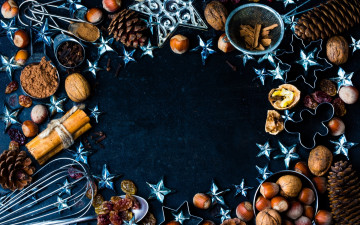 Картинка праздничные угощения изюм специи звездочки орехи шишки