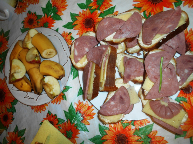 Обои картинки фото еда, бутерброды,  гамбургеры,  канапе, сыр, бананы, хлеб, колбаса