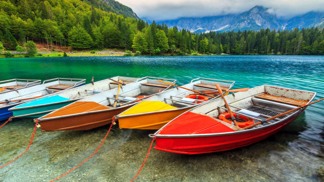 Обои картинки фото корабли, лодки,  шлюпки, горы, туман, озеро, разноцветные