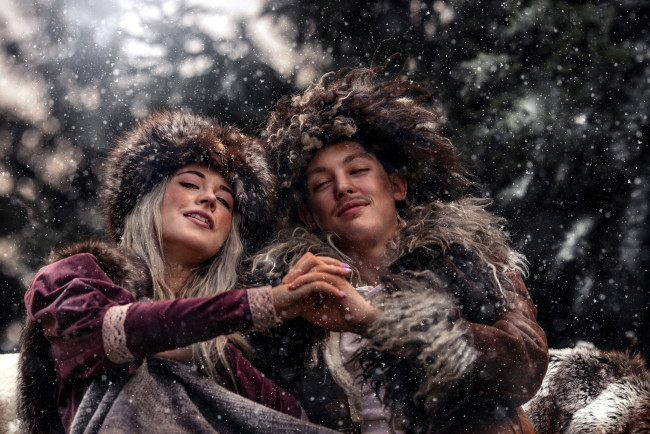 Обои картинки фото разное, мужчина женщина, зима, снег, меховые, шапки