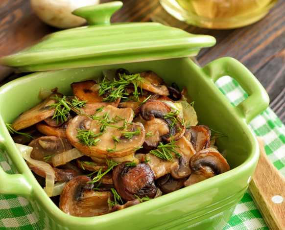 Обои картинки фото еда, грибы,  грибные блюда, укроп, лук, шампиньоны