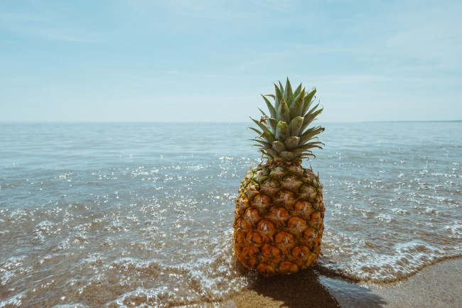 Обои картинки фото еда, ананас, вода, море