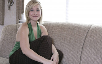 обоя Allison Mack, девушки, , , улыбка, блондинка