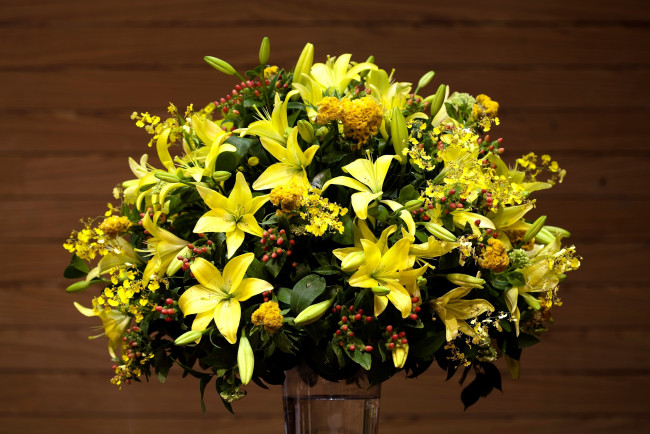 Обои картинки фото цветы, букеты, композиции, лилии, желтый, орхидеи