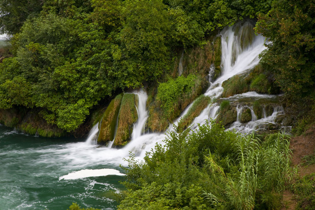 Обои картинки фото хорватия, природа, водопады, водопад, пена, кусты