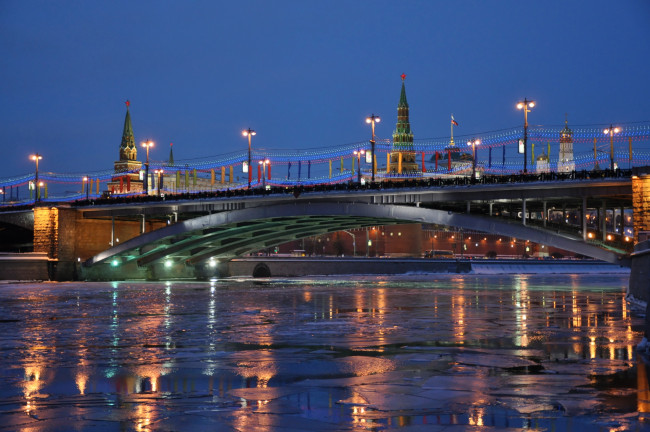 Обои картинки фото города, москва, россия, огни, ночь, река, мост