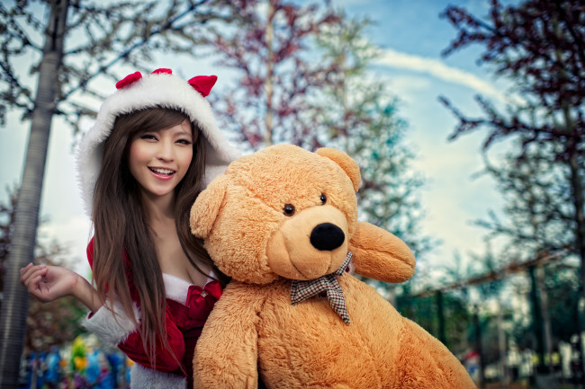 Обои картинки фото Agnes Lim, девушки, мишка, плюшевый, медведь, азиатка, снегурочка, игрушка