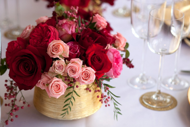 Обои картинки фото цветы, розы, красный, розовый, кремовый, бокалы