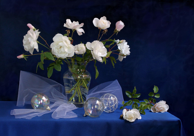 Обои картинки фото цветы, розы, ваза, белый, шарики