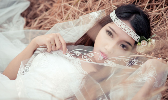 Обои картинки фото девушки, -unsort , азиатки, сено, азиатка, невеста