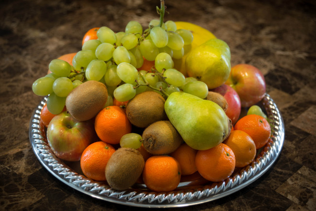 Обои картинки фото еда, фрукты,  ягоды, киви, груша, мандарины, виноград, яблоки