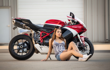 Картинка мотоциклы мото+с+девушкой ducati