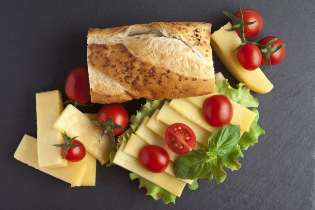 Обои картинки фото еда, разное, хлеб, салат, сыр, помидоры, базилик