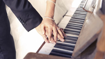 обоя разное, руки,  ноги, клавиши, пианино