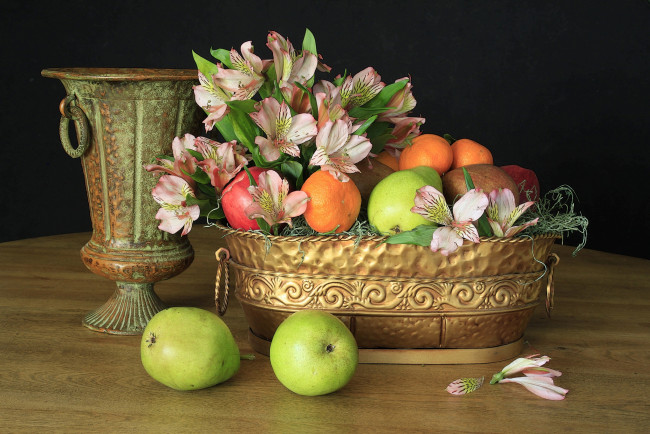 Обои картинки фото еда, натюрморт, мандарины, груши, яблоки, ваза, альстромерия