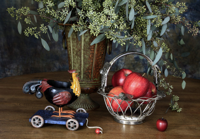 Обои картинки фото еда, Яблоки, игрушка, петух, яблоки, ваза