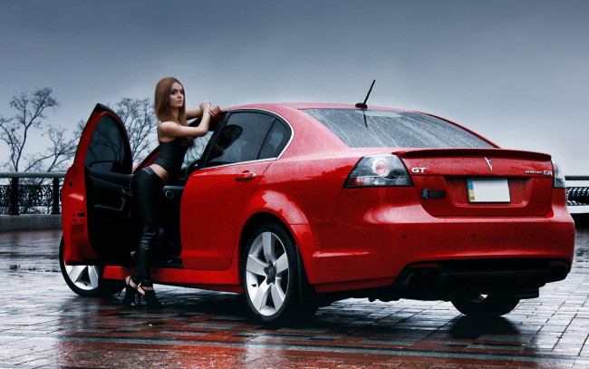 Обои картинки фото автомобили, авто с девушками, красный, g8, pontiac