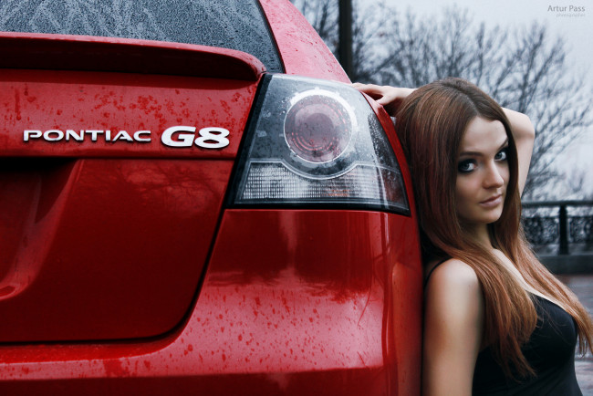 Обои картинки фото автомобили, авто с девушками, красный, g8, pontiac