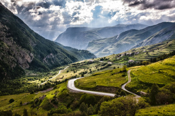 Картинка природа пейзажи дороги горы альпы луга франция поля лучи солнца облака панорама