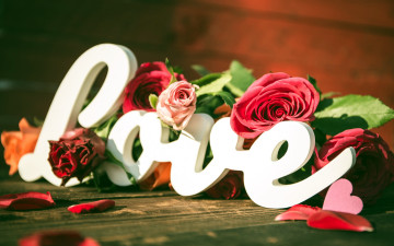 Картинка праздничные день+святого+валентина +сердечки +любовь лепестки розы надпись