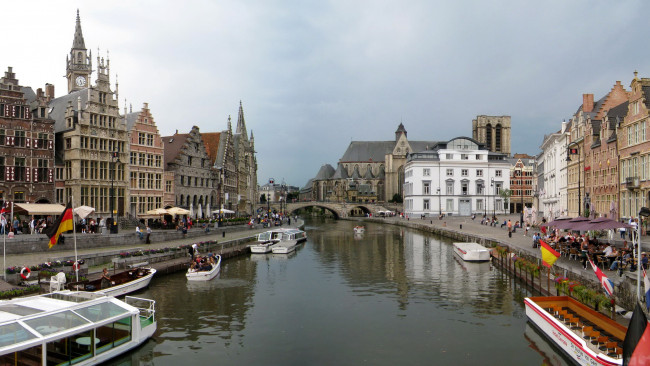 Обои картинки фото города, гент , бельгия, мост, здания, лодки, река, дома, гент, люди