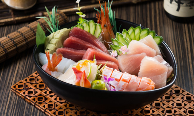 Обои картинки фото еда, рыба,  морепродукты,  суши,  роллы, морепродукты, лосось, креветки, огурец, тунец