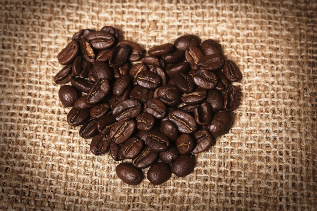 Обои картинки фото еда, кофе,  кофейные зёрна, мешковина, сердце, зерна