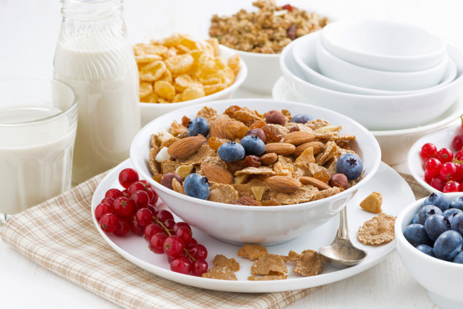 Обои картинки фото еда, мюсли,  хлопья, хлопья, орехи, миндаль, ягоды, смородина, голубика, завтрак, молоко