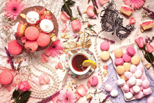 Обои картинки фото еда, пирожные,  кексы,  печенье, чай, маска, гербера, роза, розовый, ожерелье, макаруны