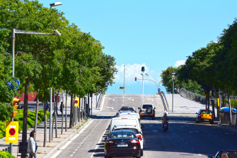 Картинка города барселона+ испания машина деревья дорога