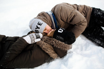 Картинка разное мужчина+женщина зима снег влюбленные поцелуй