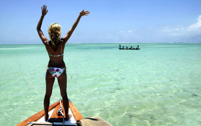 Обои картинки фото девушки, heidi klum, блондинка, купальник, море, лодка