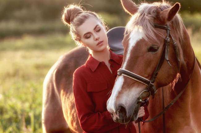 Обои картинки фото девушки, - блондинки,  светловолосые, лошадь, девушка, красное, платье