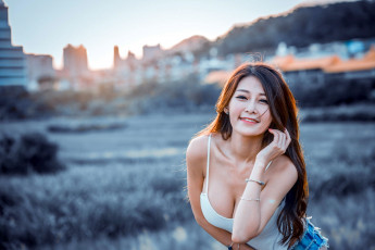 Картинка девушки -+азиатки азиатка майка шорты декольте улыбка