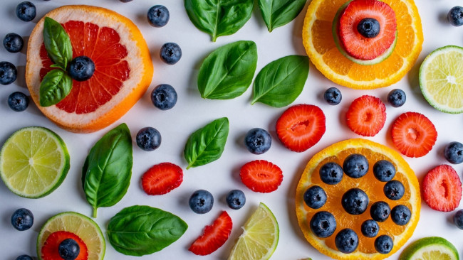 Обои картинки фото еда, фрукты,  ягоды, базилик, апельсин, лайм, черника, клубника