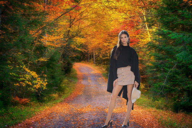 Обои картинки фото девушки, - брюнетки,  шатенки, парк, осень, листья, листопад, брюнетка, шляпа