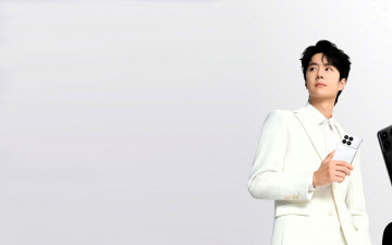 Картинка мужчины wang+yi+bo актер костюм телефон