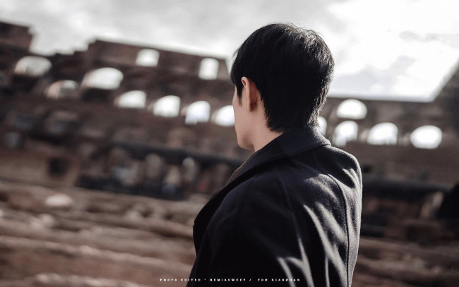 Обои картинки фото мужчины, xiao zhan, актер, пальто, колизей