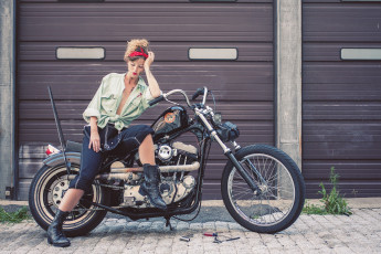 Картинка custom+harley-davidson+sportster мотоциклы мото+с+девушкой custom черный sportste harley-davidson ворота джинс повязка девушка pin-up пинап