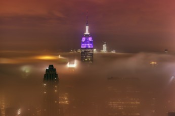 обоя usa - new-york - manhattan - empire state building, города, нью-йорк , сша, огни, эмпайер-стэйт-билдинг, подсветка, city, lights, ночь, manhattan, new, york, foggy, туман